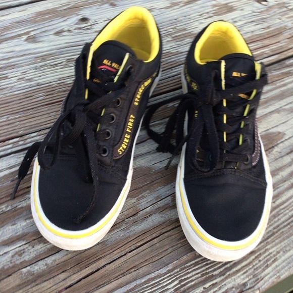 VANS Cobra Kai x Old Skool Cobra Kai Dojo
Black Yellow Size 7.5 Mens - Picture 3 of 13